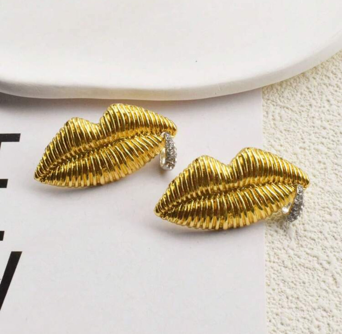 Retro Metal Lip Design Earrings - Drop Earrings Bold & Stylish