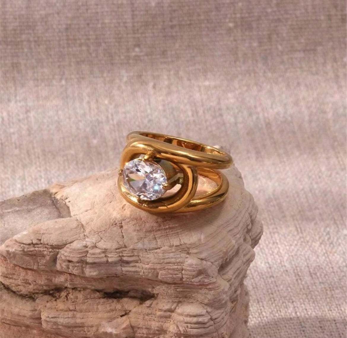 Solitaire Vintage Ring – Timeless 18k Gold-Plated Elegance