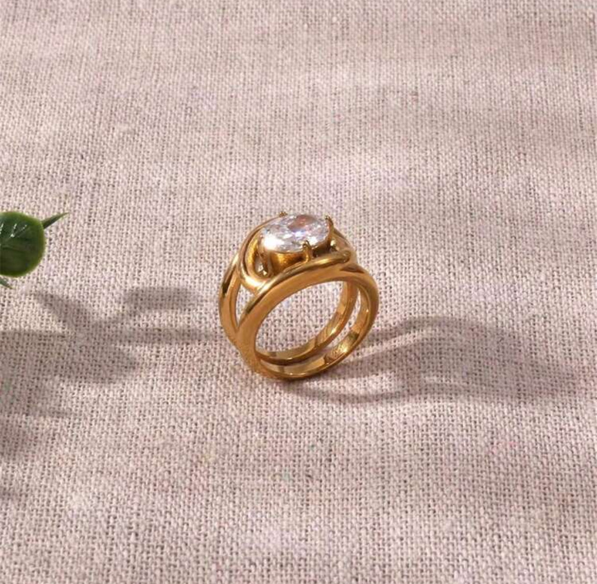 Solitaire Vintage Ring – Timeless 18k Gold-Plated Elegance