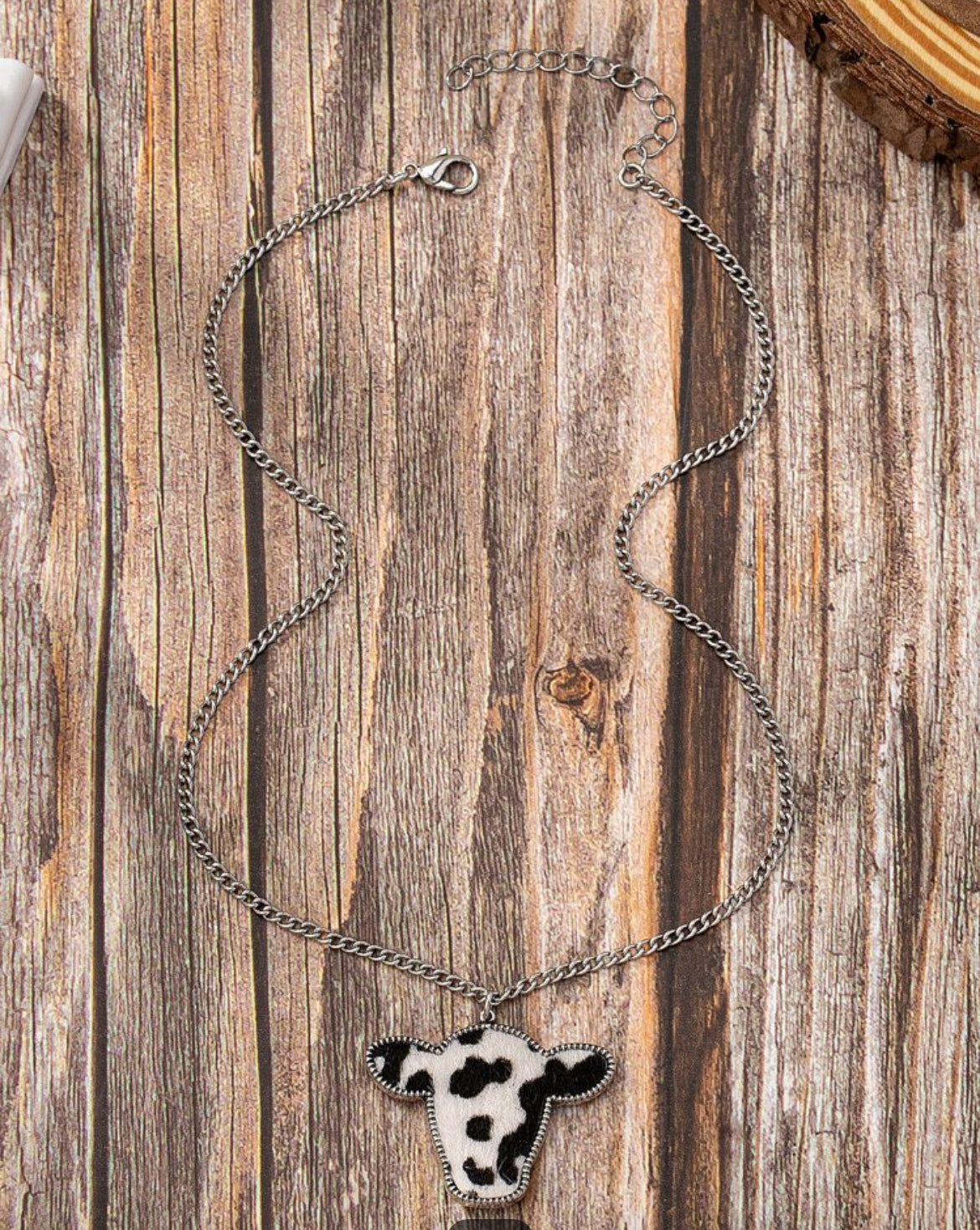 Western Bull Head Necklace – Cowhide Texture Pendant with Rustic Charm