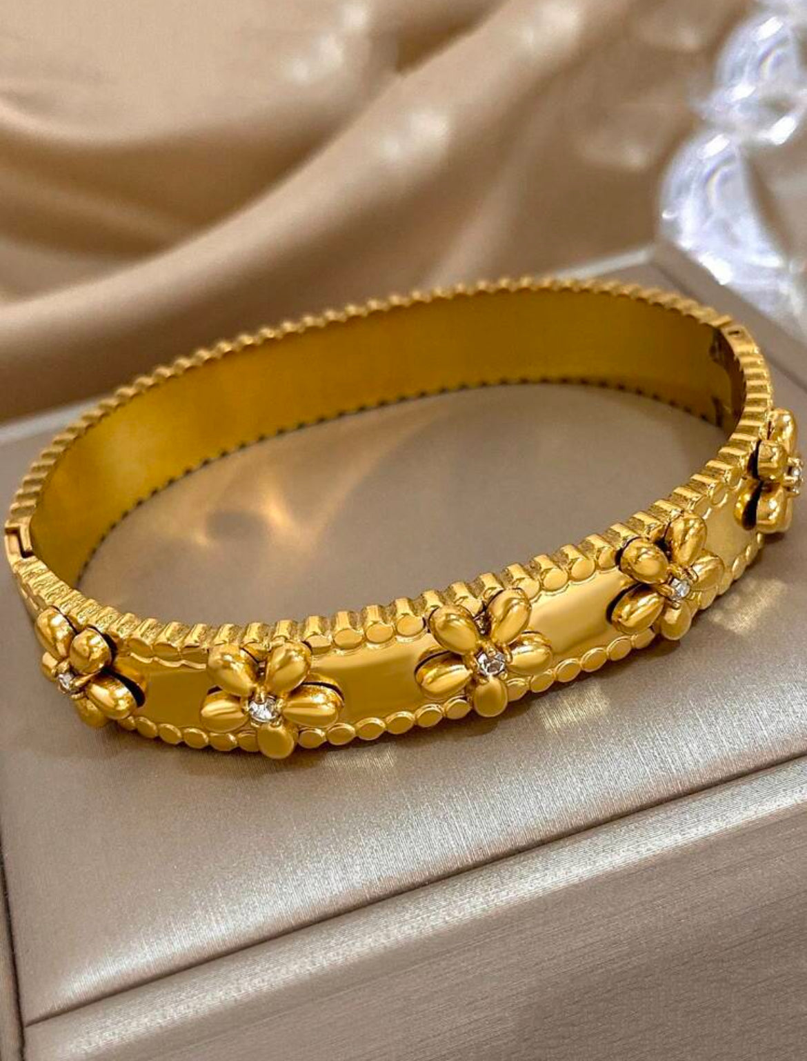 Timeless Diamond Flower Bangle – Stainless Steel with Gold Plating