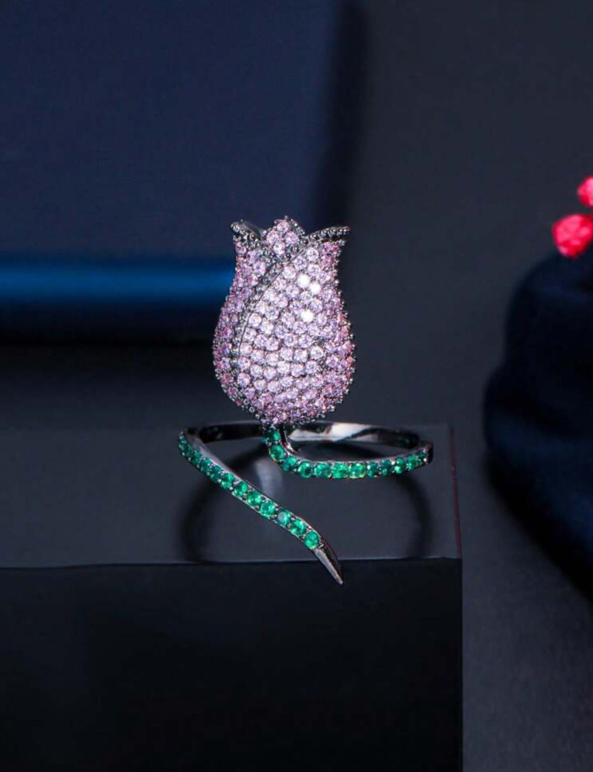 Luxury Tulip Stem Ring – Vintage Design with Sparkling Crystal Design