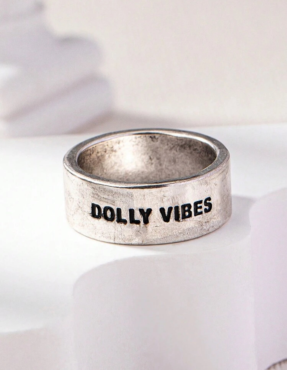 Dolly Vibes Vintage Engraved Ring – Timeless Intricate Detailing