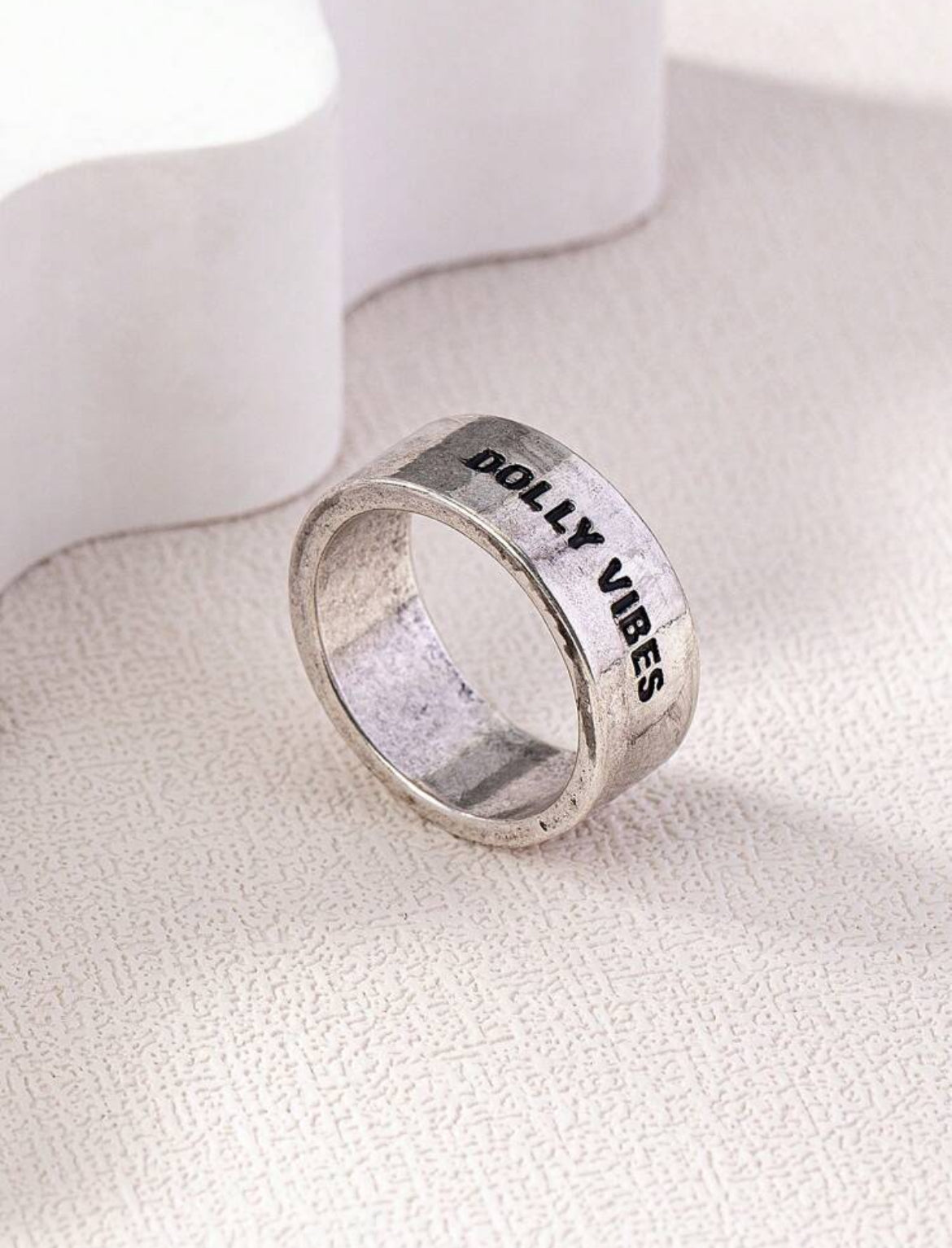 Dolly Vibes Vintage Engraved Ring – Timeless Intricate Detailing